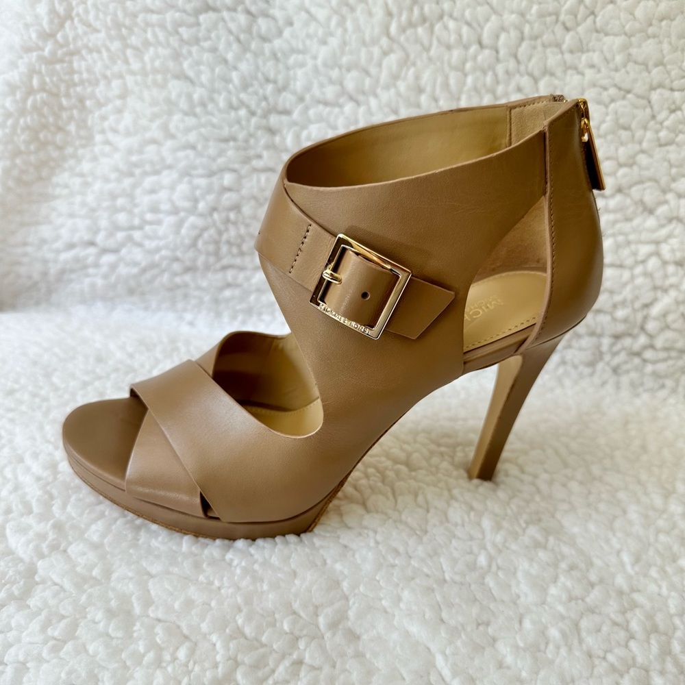 NEW Michael Kors platform, size 7